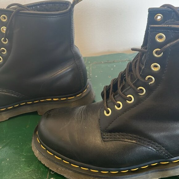 Dr Martens boots - Like NEW (Unisex) - Picture 1 of 6